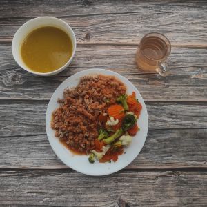 Zdjęcie przedstawia Dietę podstawową: Krem z zielonych warzyw Makaron pełnoziarnisty Sos boloński z mięsa wp Bukiet warzyw gotowanych królewski Kompot owocowy